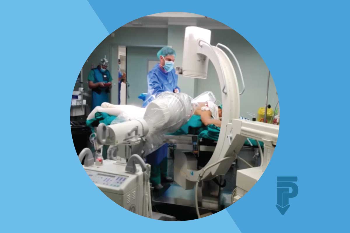 trabajo del técnico de imagen para el diagnóstico dentro del quirófano